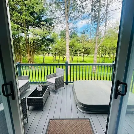 Semesterbostad Hideaway Retreat With Hot Tub