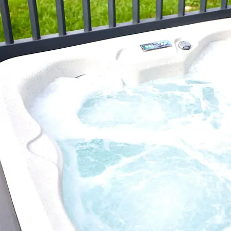 Hideaway Retreat With Hot Tub *