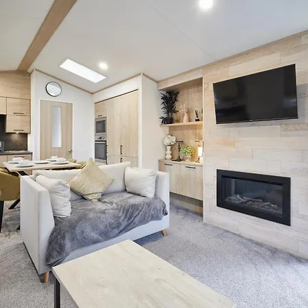 بيت للعطل Hideaway Retreat With Hot Tub يورك